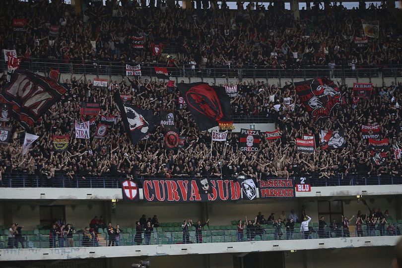 'Serangan' 16 Ribu Fans AC Milan ke Markas Hellas Verona