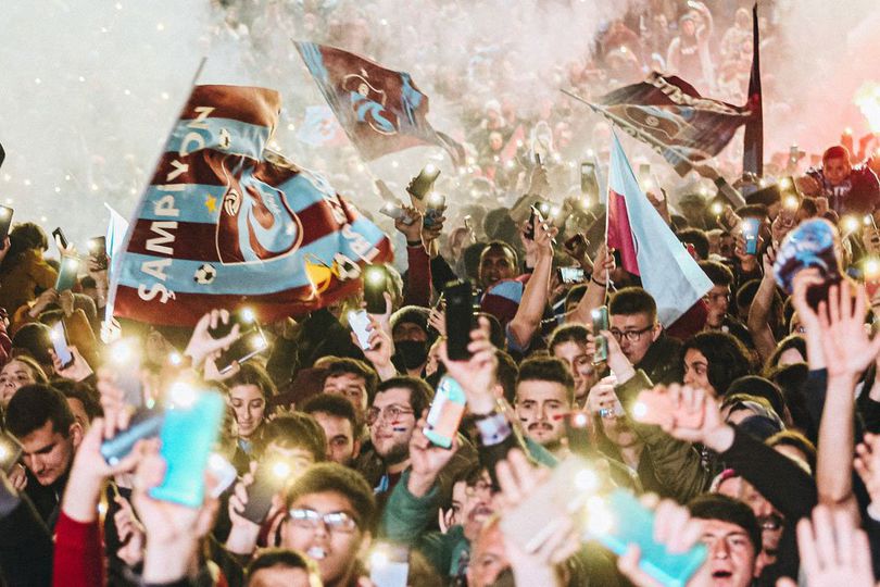 Pecah! Fans Trabzonspor Turun Ke Jalan Rayakan Juara Liga Turki Perdana dalam 38 Tahun