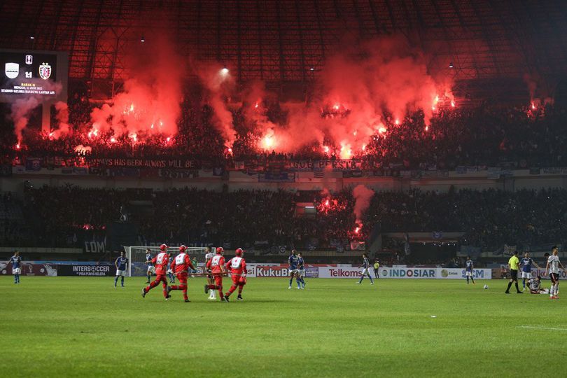 Pelatih Persib Bandung Berusaha Bijak Menyikapi soal Flare dalam Pertandingan