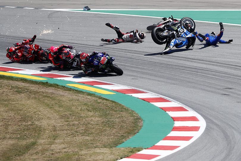 Detik-detik Kecelakaan Horor di MotoGP Catalunya 2022, Alex Rins dan Nakagami Dilarikan ke Rumah Sakit Detik-detik Kecelakaan Horor di MotoGP Catalunya 2022, Alex Rins dan Nakagami Dilarikan ke Rumah Sakit