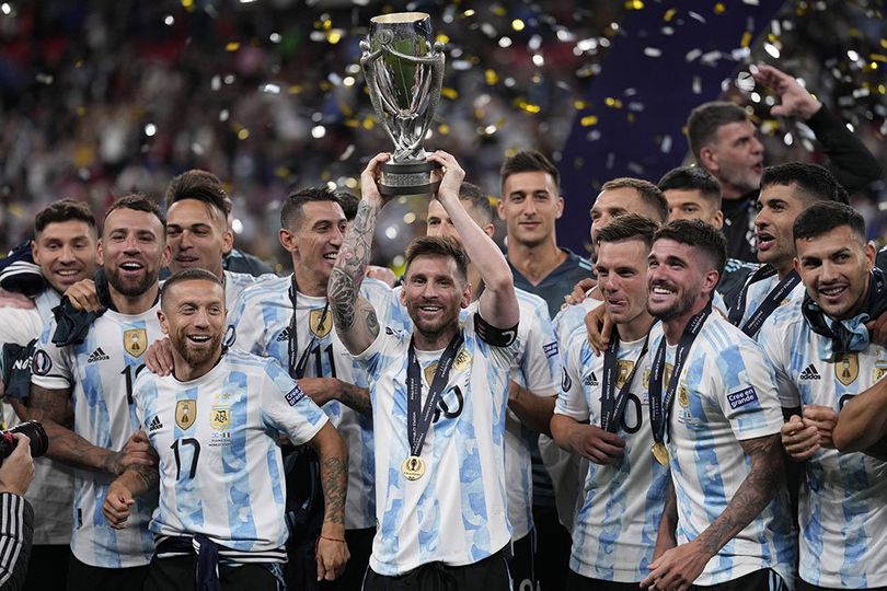 Italia Kalah, Netizen: Jersey Baru Cuma Buat Merayakan Messi Ngangkat Piala!