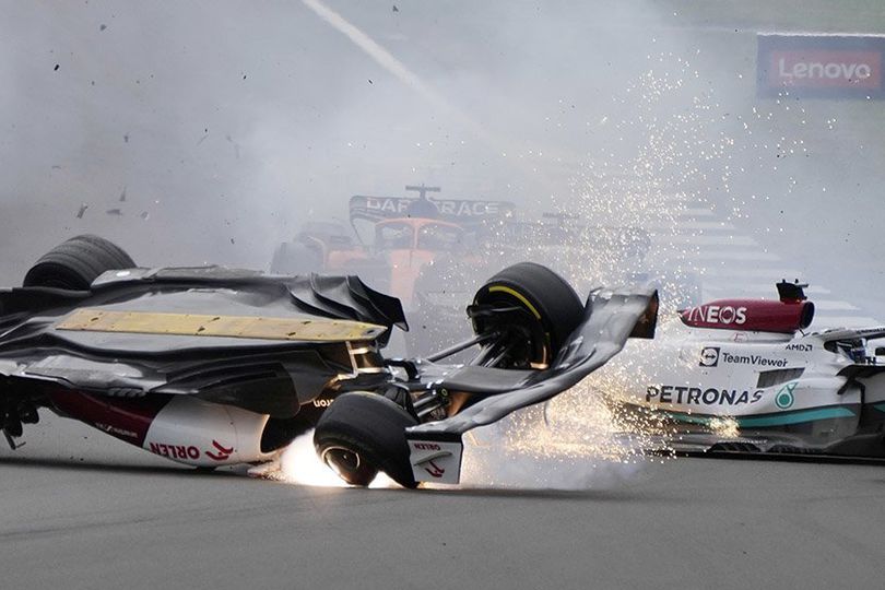 Detik-Detik Kecelakaan Horor Yang Menimpa Zhou Guanyu di F1 GP Inggris Detik-Detik Kecelakaan Horor Yang Menimpa Zhou Guanyu di F1 GP Inggris