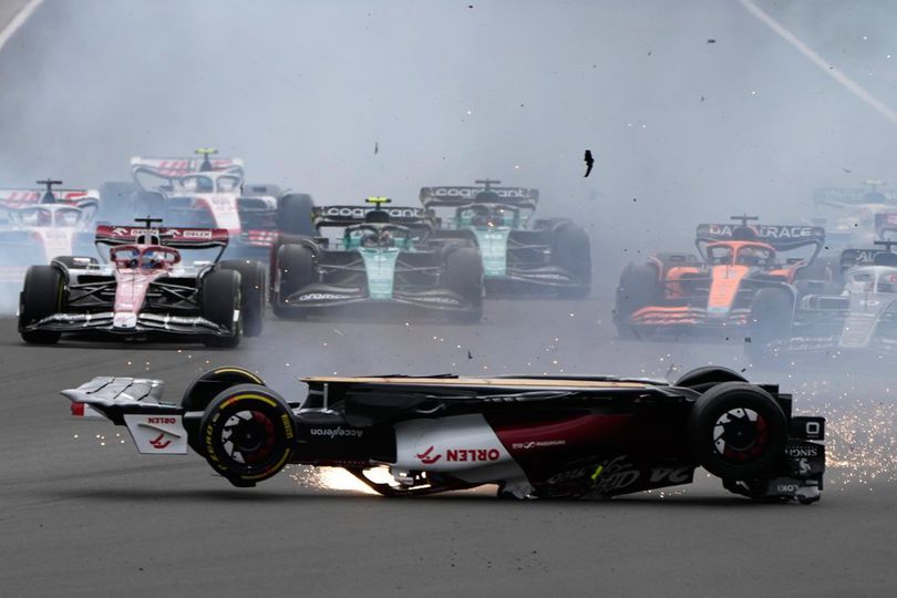 Video: Kecelakaan Hebat Zhou Guanyu di F1 Silverstone, Terbalik dan Tabrak Pagar Trek