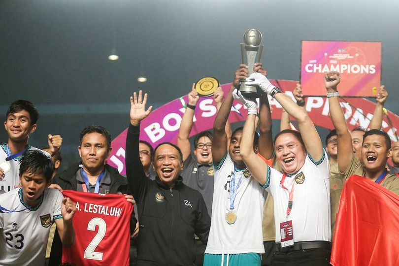 Iwan Bule dan Menpora Ikut Angkat Trofi Juara Piala AFF U-16: Ngapain? Full Senyum!