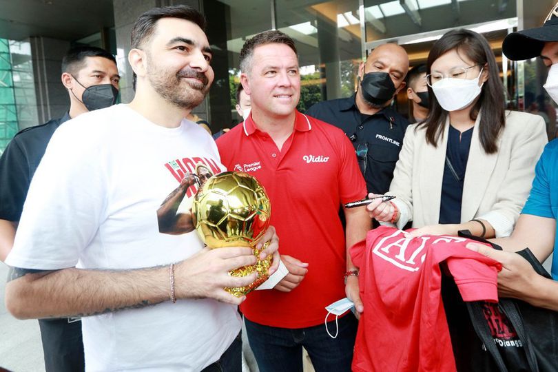 Kala Penggemar Minta Tanda Tangan Michael Owen di Trofi Ballon d'Or