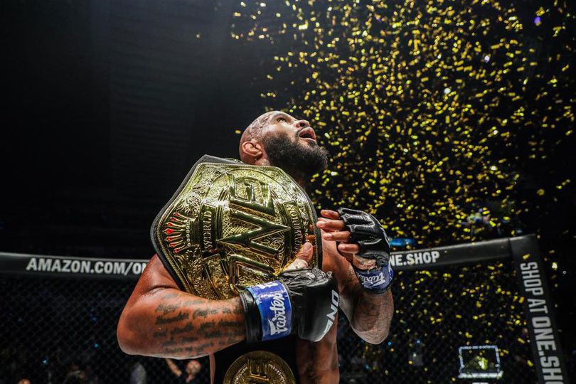 ONE Championship: Demetrious Johnson Sukses Rebut Sabuk Juara Dunia Milik Adriano Moraes