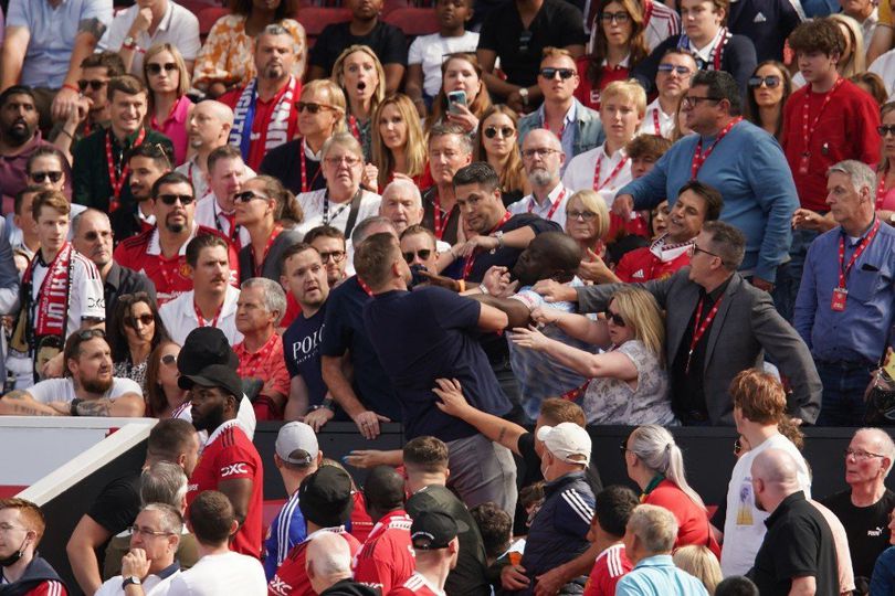 Gila! Sesama Fans MU Berantem di Old Trafford Saat Kalah dari Brighton