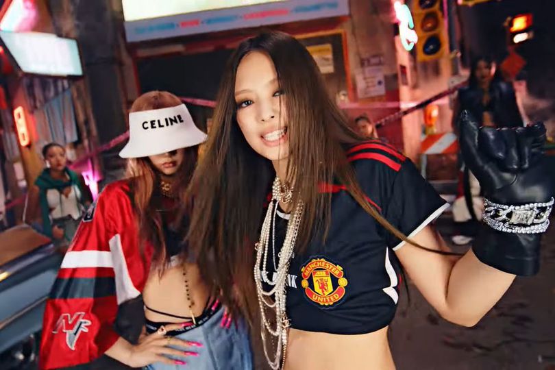 Jennie BLACKPINK Pakai Kaus Manchester United di MV 'Pink Venom', Penjualan Jersey Meroket?