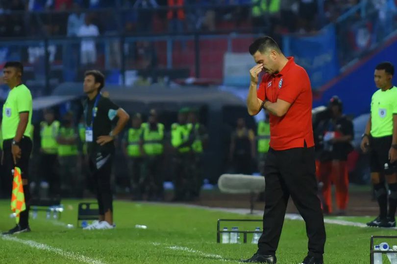 Dikalahkan Persebaya, Pelatih Arema FC Akui Siap Dipecat