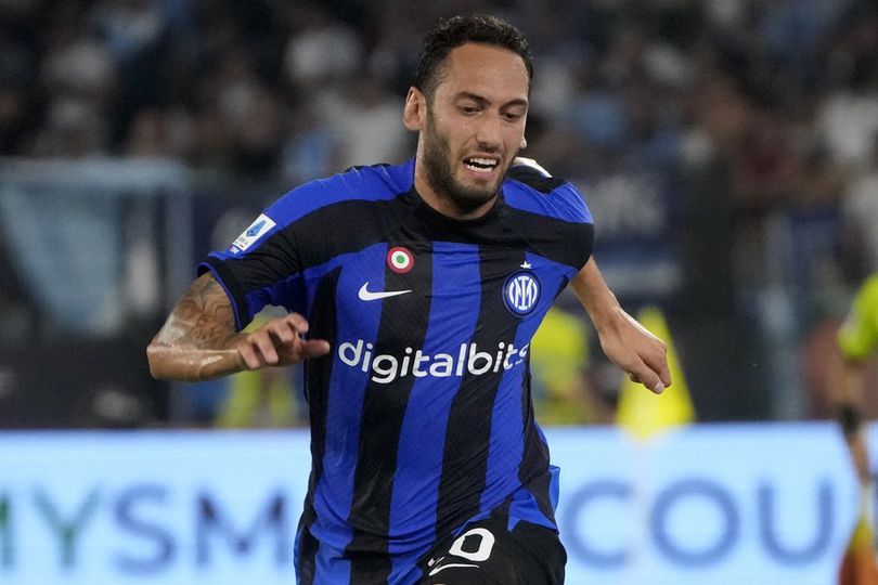 Sebelum Hakan Calhanoglu, Ini 4 Pemain yang Pernah Membela AC Milan dan Inter Milan