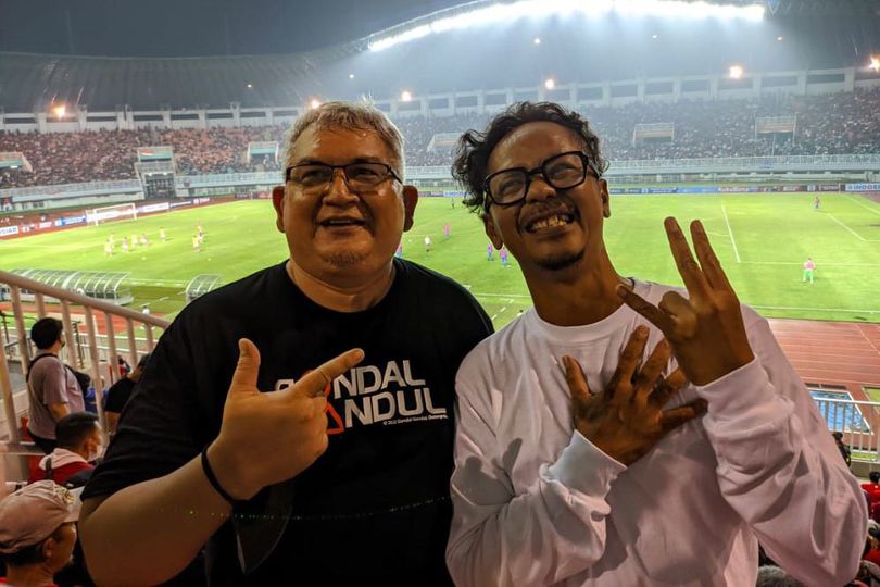 Mesra! Bung Ferry dan Herru Joko Duduk Bareng Nonton Timnas Indonesia di Pakansari