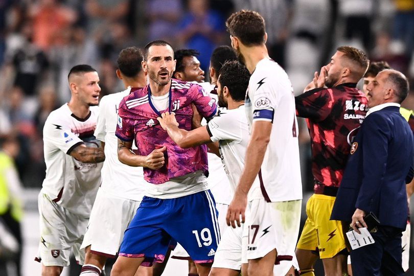 2 Alasan VAR Mungkin Keliru Anulir Gol Arkadiusz Milik: Leonardo Bonucci Onside 50 cm?