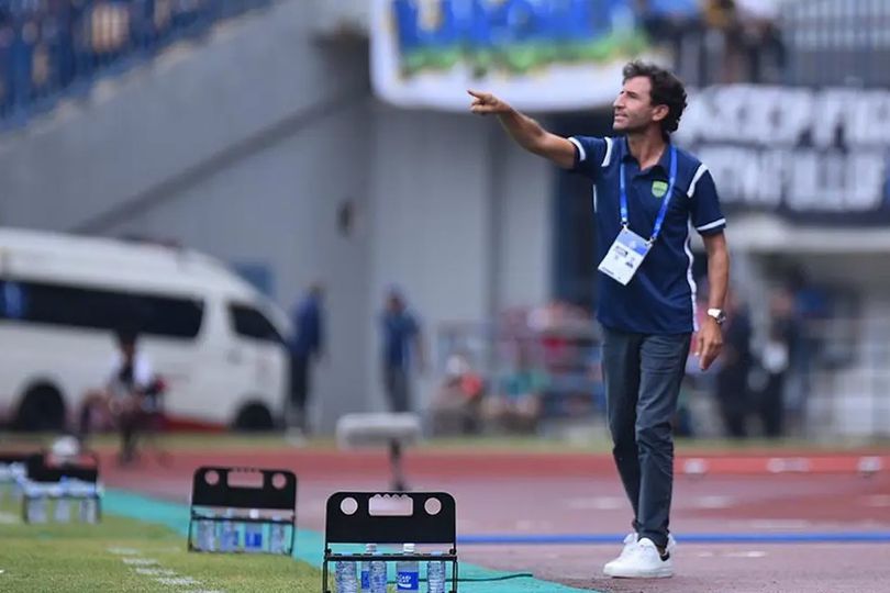 Luis Milla Emosional dan Pukul Bench di Laga Persib vs Persebaya: Itu Passion, Saya Minta Maaf