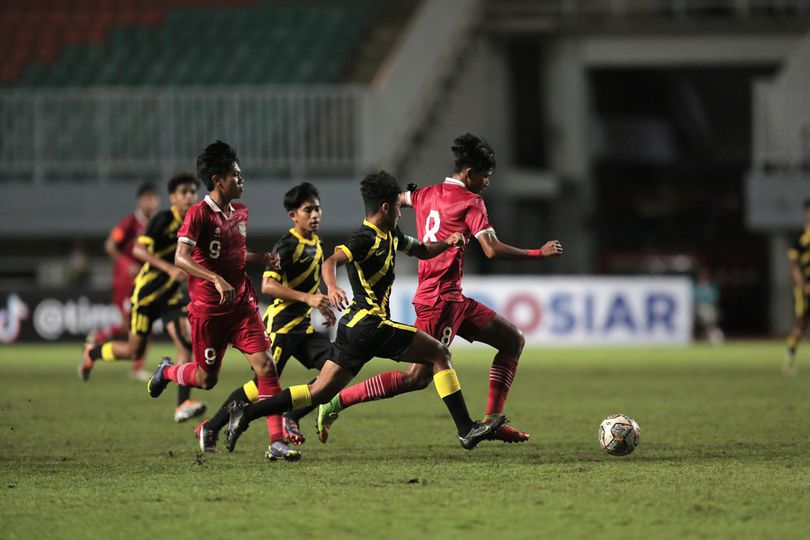 Momen-momen Menarik Indonesia U-17 vs Malaysia: Pelatih Terjungkal, Tangisan Kaka Momen-momen Menarik Indonesia U-17 vs Malaysia: Pelatih Terjungkal, Tangisan Kaka