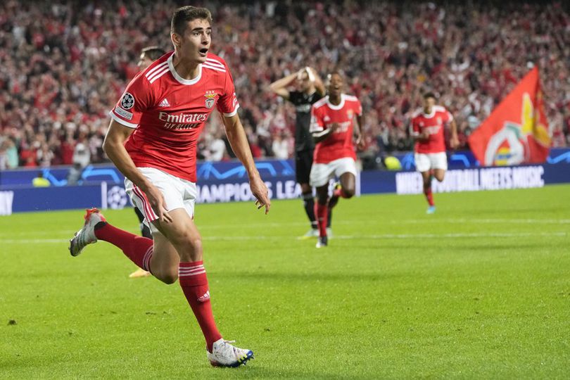 Manchester United Pantau Bek Benfica Ini?