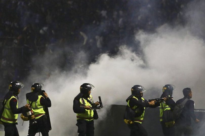 Kericuhan Suporter dan Gas Air Mata Menjadi Sabtu Kelabu di Stadion Kanjuruhan Kericuhan Suporter dan Gas Air Mata Menjadi Sabtu Kelabu di Stadion Kanjuruhan