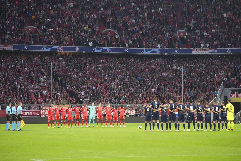 Banner Simpati untuk Para Korban Tragedi Kanjuruhan di Allianz Arena
