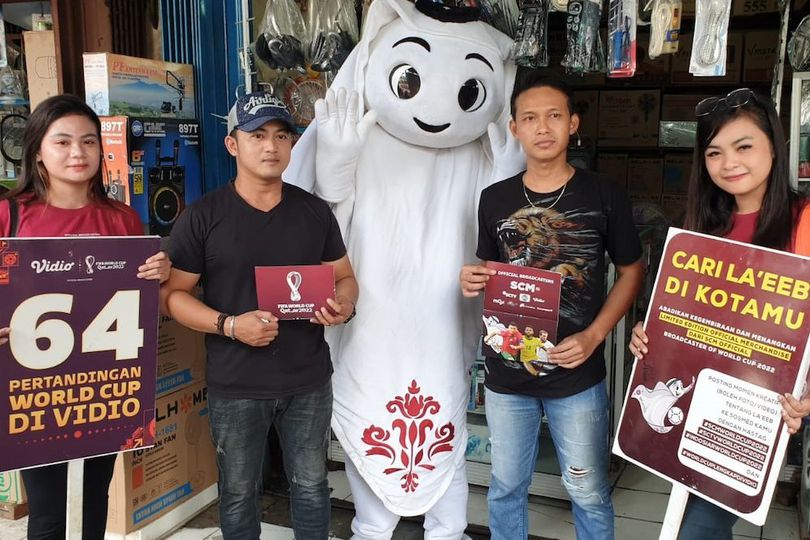 Mampir ke Banjarmasin, La'eeb si Maskot Piala Dunia 2022 Blusukan di Pasar Sentra Antasari Mampir ke Banjarmasin, La'eeb si Maskot Piala Dunia 2022 Blusukan di Pasar Sentra Antasari