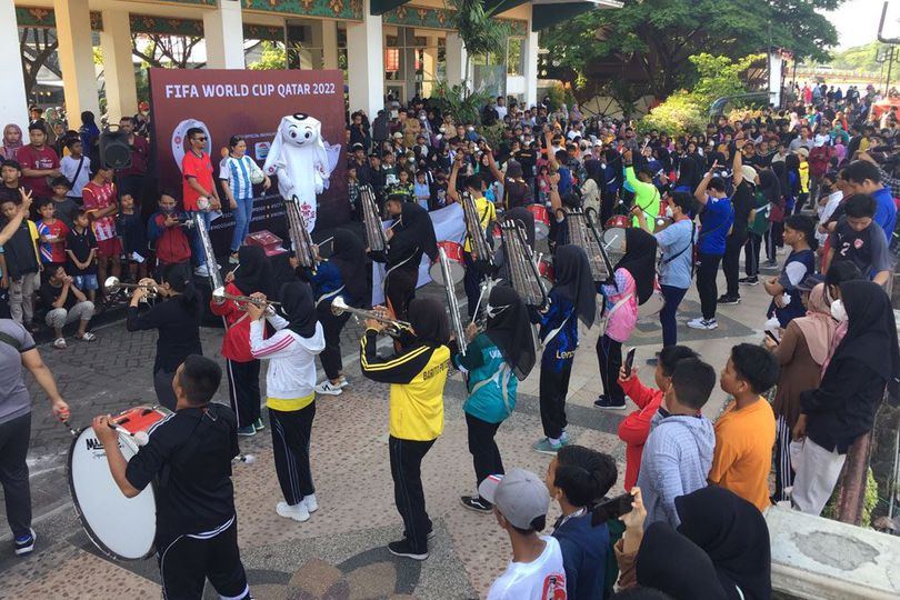 Maskot Piala Dunia 2022 La'eeb dan Marching Band FKPPI Banjarmasin Meriahkan CFD Menara Pandang