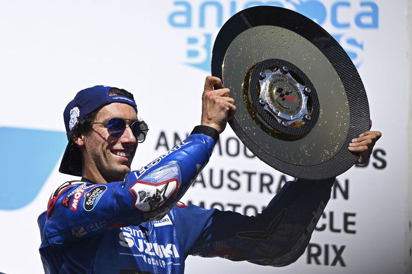 Alex Rins Dedikasikan Kemenangan untuk Kru Suzuki: Balapannya Seru Bagai Moto3!