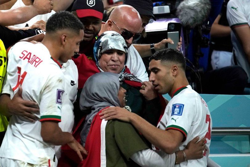 Selebrasi Hangat Achraf Hakimi dan Sang Ibunda Usai Maroko Sikat Belgia, Bikin Netizen Meleyot