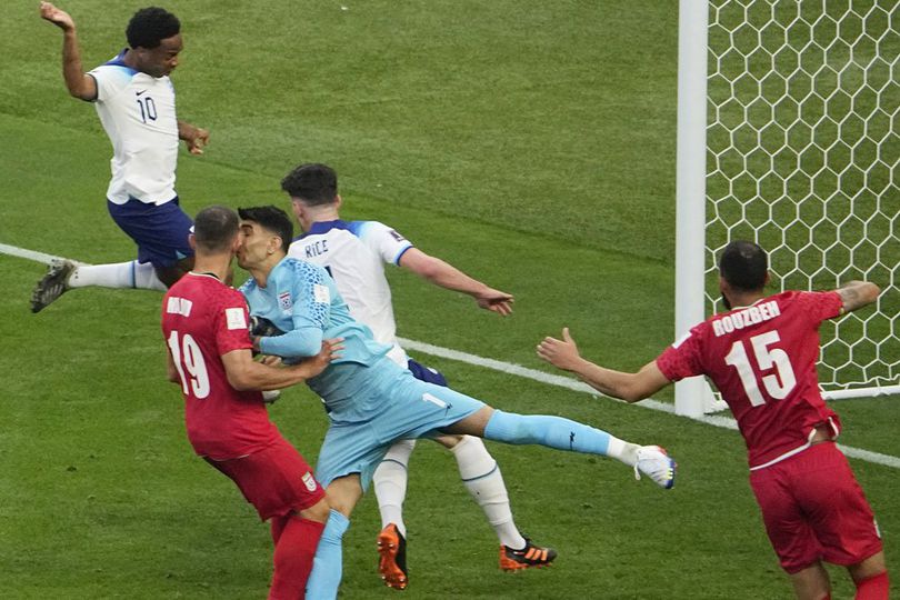 Kiper Cedera Kepala, Iran Jadi Tim Pertama yang Gunakan Protokol Concussion Substitute di Piala Dunia