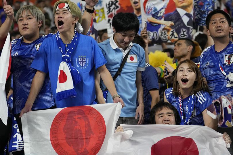 Kalahkan Jerman, Fans Jepang 'Syukuran' dengan Punguti Sampah di Khalifa International Stadium