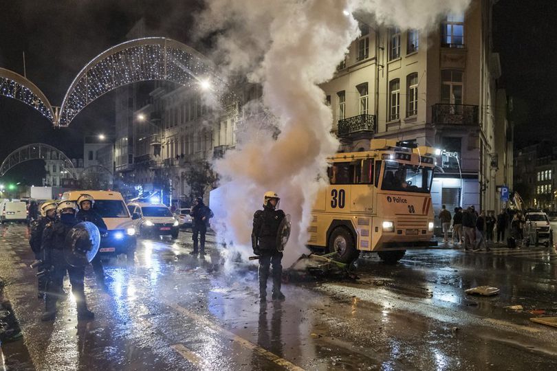 Rusuh! Belgia Kalah Lawan Maroko, Fans Rusak Mobil, dan Polisi Pakai Gas Air Mata