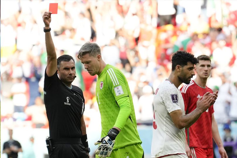 Wayne Hennessey Resmi Jadi Pemain Pertama yang Dapat Kartu Merah di Piala Dunia 2022