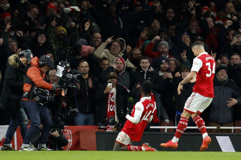 Malam yang Indah untuk Arsenal: Arsene Wenger Datang, Pelukan Hangat Bukayo Saka kepada Thierry Henry, dan Tiga Poin