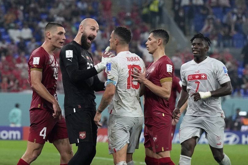 Granit Xhaka Lawan Serbia: Gelut 3 Lawan 1, Contek Aksi Vlahovic, dan Pakai Jersey Jashiri
