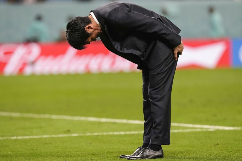 Momen Haru! Hajime Moriyasu Membungkuk Seikerei di Hadapan Pendukung Jepang Momen Haru! Hajime Moriyasu Membungkuk Seikerei di Hadapan Pendukung Jepang