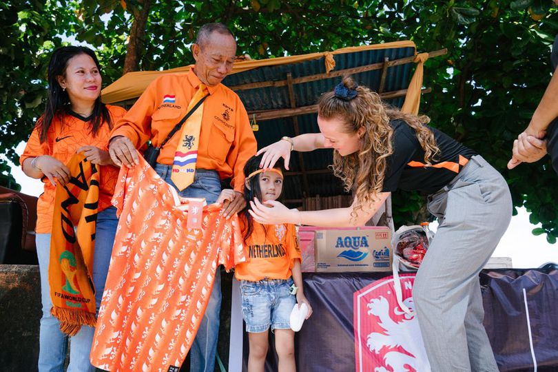 KNVB Sapa Penggemar Timnas Belanda di Manado KNVB Sapa Penggemar Timnas Belanda di Manado