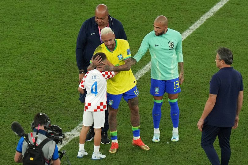 Momen Manis Putra Ivan Perisic Dipeluk Neymar yang sedang Bersedih