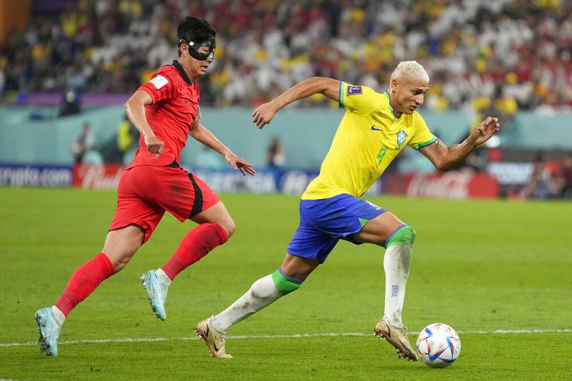 Brasil vs Korea Selatan, Duo Tottenham Richarlison dan Son Heung-min memang Bestie: Cubit Pipi hingga Pelukan Hangat