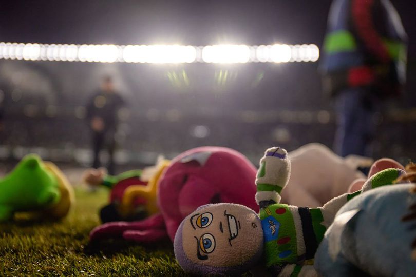 Keren! Fans Real Betis Bikin Hujan Boneka di Laga Lawan Bilbao Keren! Fans Real Betis Bikin Hujan Boneka di Laga Lawan Bilbao