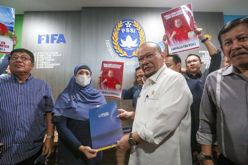 La Nyalla Mattaliti Serahkan Berkas Pendaftaran Bakal Calon Ketua Umum PSSI La Nyalla Mattaliti Serahkan Berkas Pendaftaran Bakal Calon Ketua Umum PSSI
