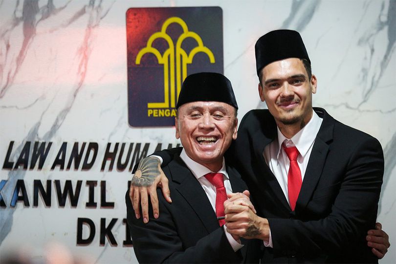 Rangkul Iwan Bule, Shayne Pattynama Sah Jadi Warlok Rangkul Iwan Bule, Shayne Pattynama Sah Jadi Warlok