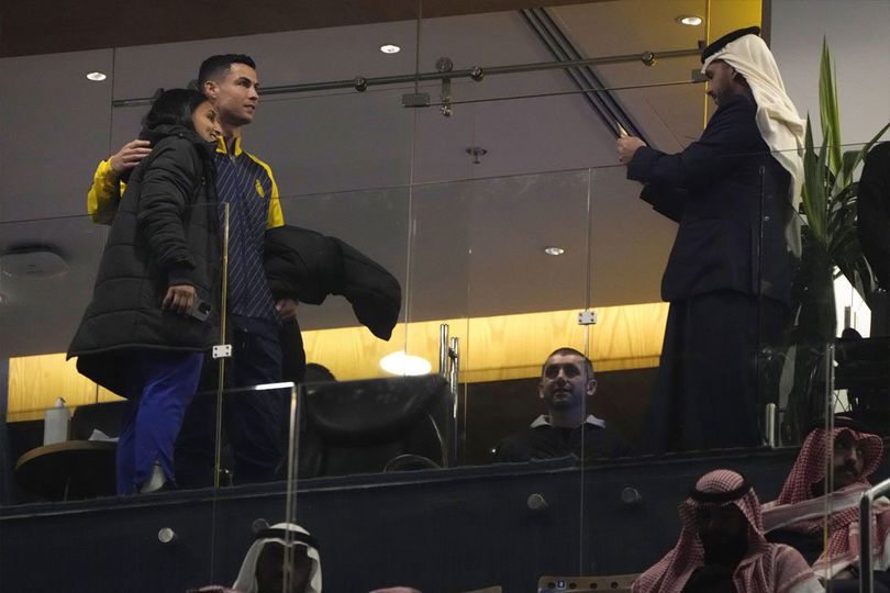 Al-Nassr Sudah Main, Cristiano Ronaldo Cuma Bisa Duduk Manis di Tribun