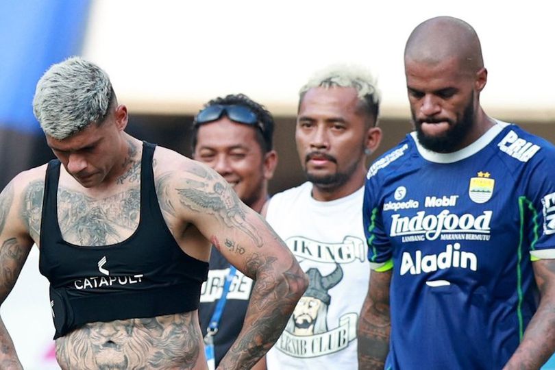 Ekspresi Kekecewaan Pemain Persib Bandung Setelah Dikalahkan Persik Kediri Ekspresi Kekecewaan Pemain Persib Bandung Setelah Dikalahkan Persik Kediri