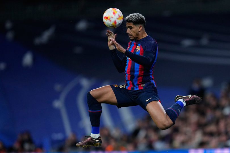 Barcelona dan Hansi Flick Beda Pendapat Rencana Soal Penjualan Ronald Araujo