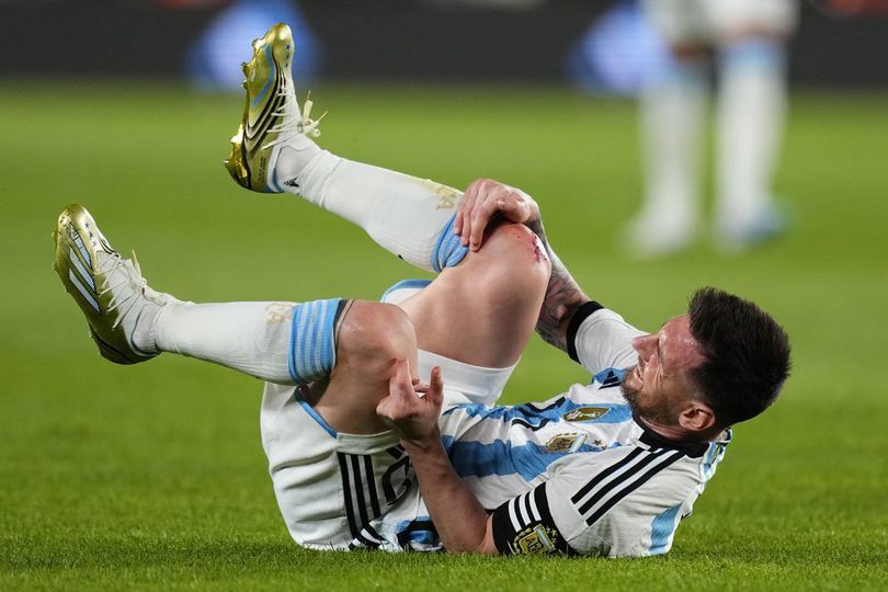 Lionel Messi Cetak Gol ke-800 dengan Dengkul Berdarah! Lionel Messi Cetak Gol ke-800 dengan Dengkul Berdarah!
