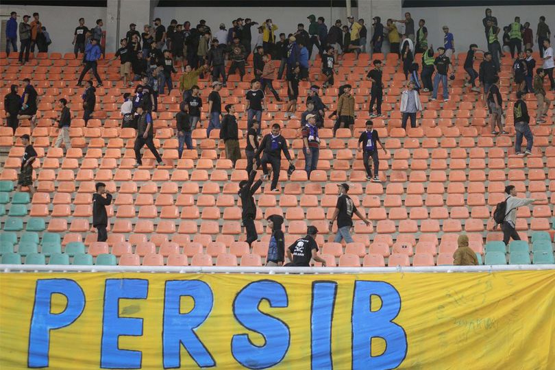 Persib Kutuk Keras Kerusuhan Bobotoh dengan Suporter Persis di Stadion Pakansari: Mereka Tidak Pernah Belajar