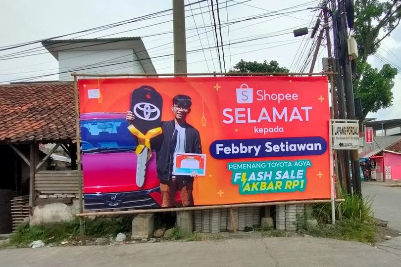 Sukses Dapat Mobil Saat Flash Sale Shopee, Wajah Pria Ini Terpampang di Kawasan Cimahi