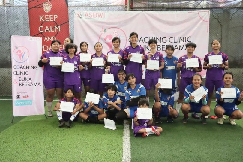 Puluhan Pesepakbola Putri Ikuti Coaching Clinic yang Digelar ASBWI