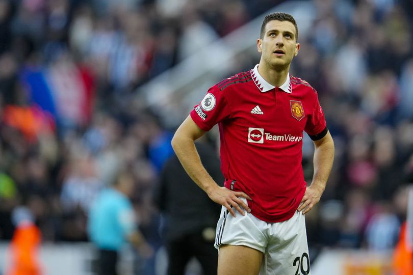 Tidak Stress, Diogo Dalot Justru Enjoy Harus Bersaing dengan Aaron Wan-Bissaka di MU