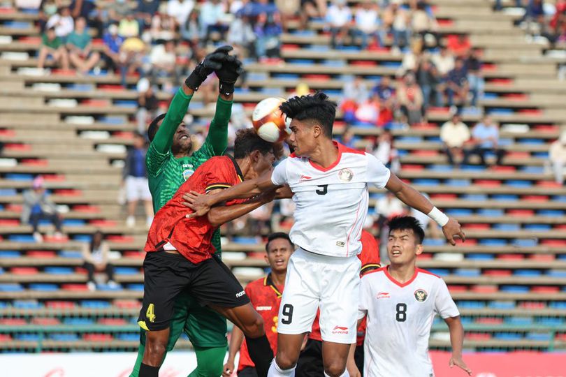 Momen-momen Menarik Duel Timor Leste vs Indonesia U-22 di SEA Games 2023: Pratama Arhan Tumbangkan Luis Figo, Komplain Sananta ke Fajar