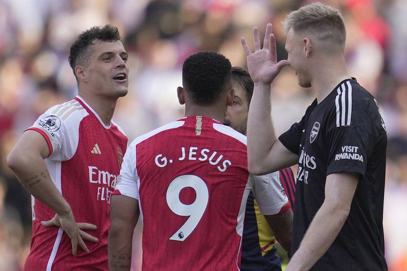 Kocak, Aksi Usil Dua Pemain Arsenal ke Granit Xhaka Setelah Cetak Brace Kocak, Aksi Usil Dua Pemain Arsenal ke Granit Xhaka Setelah Cetak Brace