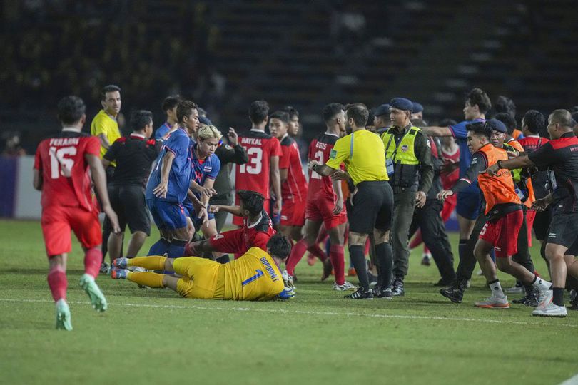 Aksi Kiper Thailand di Final vs Indonesia: Melaju Kencang buat Baku Hantam, Datang-datang Main Terjang, dan Kartu Merah