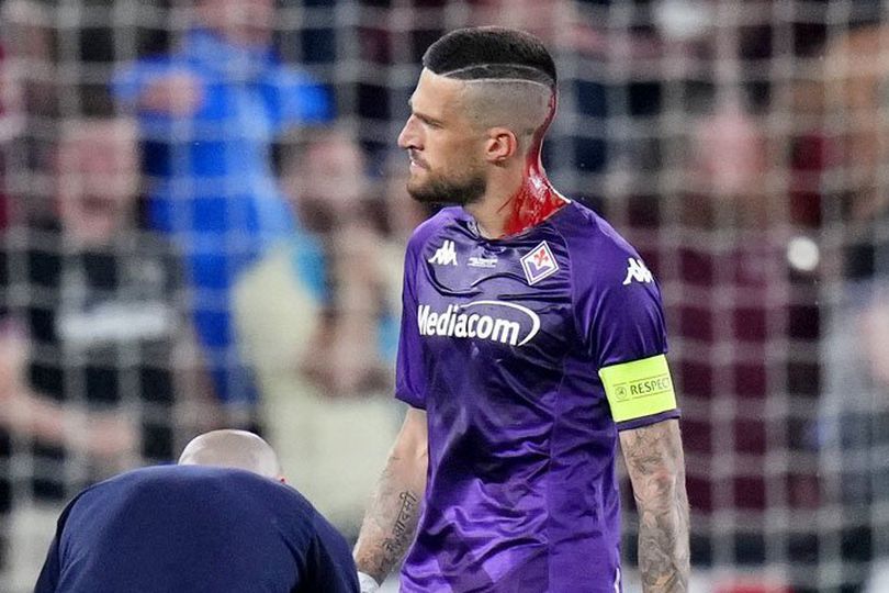 Insiden Kepala Kapten Fiorentina Berdarah Nodai Gelar Juara West Ham United Insiden Kepala Kapten Fiorentina Berdarah Nodai Gelar Juara West Ham United